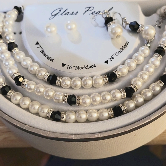 Beautiful jewelry black, pearl and clear beads set - Picture 2 of 2